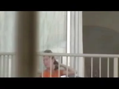 Nufilmavo privatų vaizdo įrašą, kuriame matyti vonios kambarys su gražia brunete mergina.