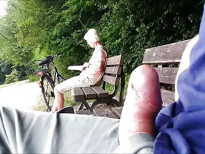 Treneris taip pat turi didelį klubą kelnėse.