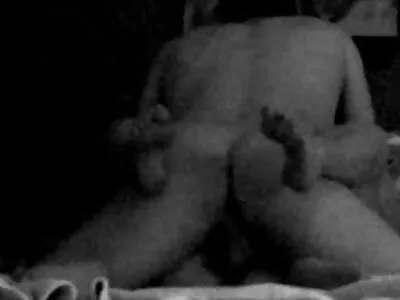 Akiniuota brunetė privačiame vaizdo įraše protingai čiulpė ilgą varpą prieš sušikti.