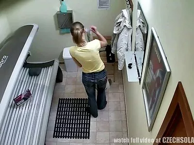 Raminti Lolos Taylor užpakalį?.
