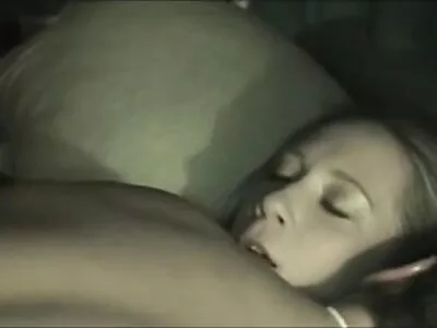 Nėra nieko mieliau, kaip sėdėti ant draugo veido.